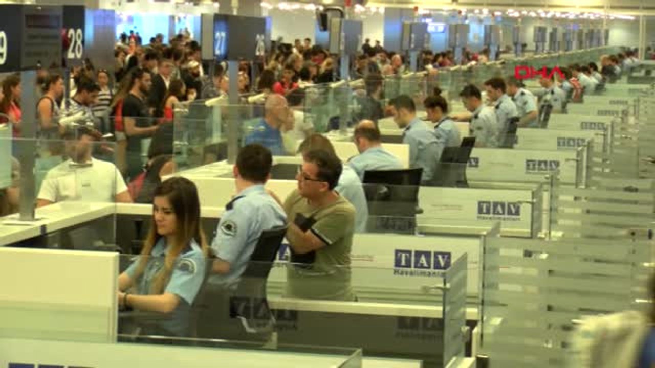 İstanbul Atatürk Havalimanı'nda Dönüş Yoğunluğuistanbul Atatürk Havalimanı'nda Dönüş Yoğunluğu