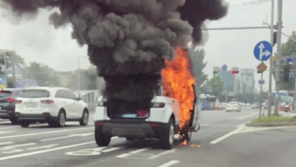 달리던 승용차에 불..."갑자기 타는 냄새" / YTN