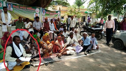 कई दिनों से धरने पर बैठे किसान की मौत, मौके पर मौजूद सैकड़ों पुलिसवाले