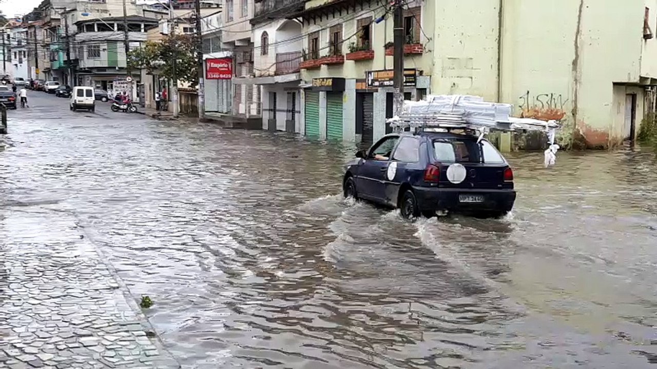 Chuva deixa ruas alagadas em Aribiri, Vila Velh...