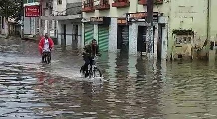 Chuva deixa ruas alagadas em Aribiri, Vila Velha, nesta segunda (18)