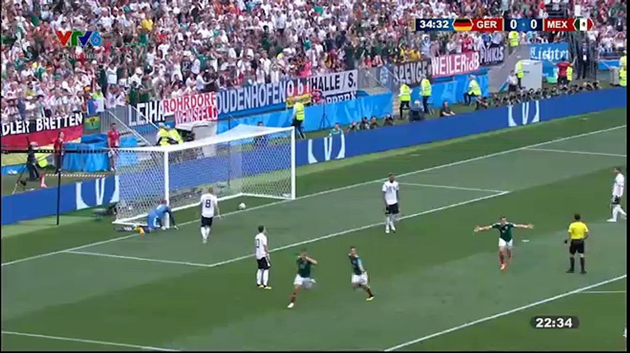 Đội tuyển Mexico mở tỷ số sau pha phản công tốc độ. Băng xuống đón đường chuyền của Chacharito, Lozano bình tĩnh dứt điểm góc gần đánh bại thủ môn Neuer.