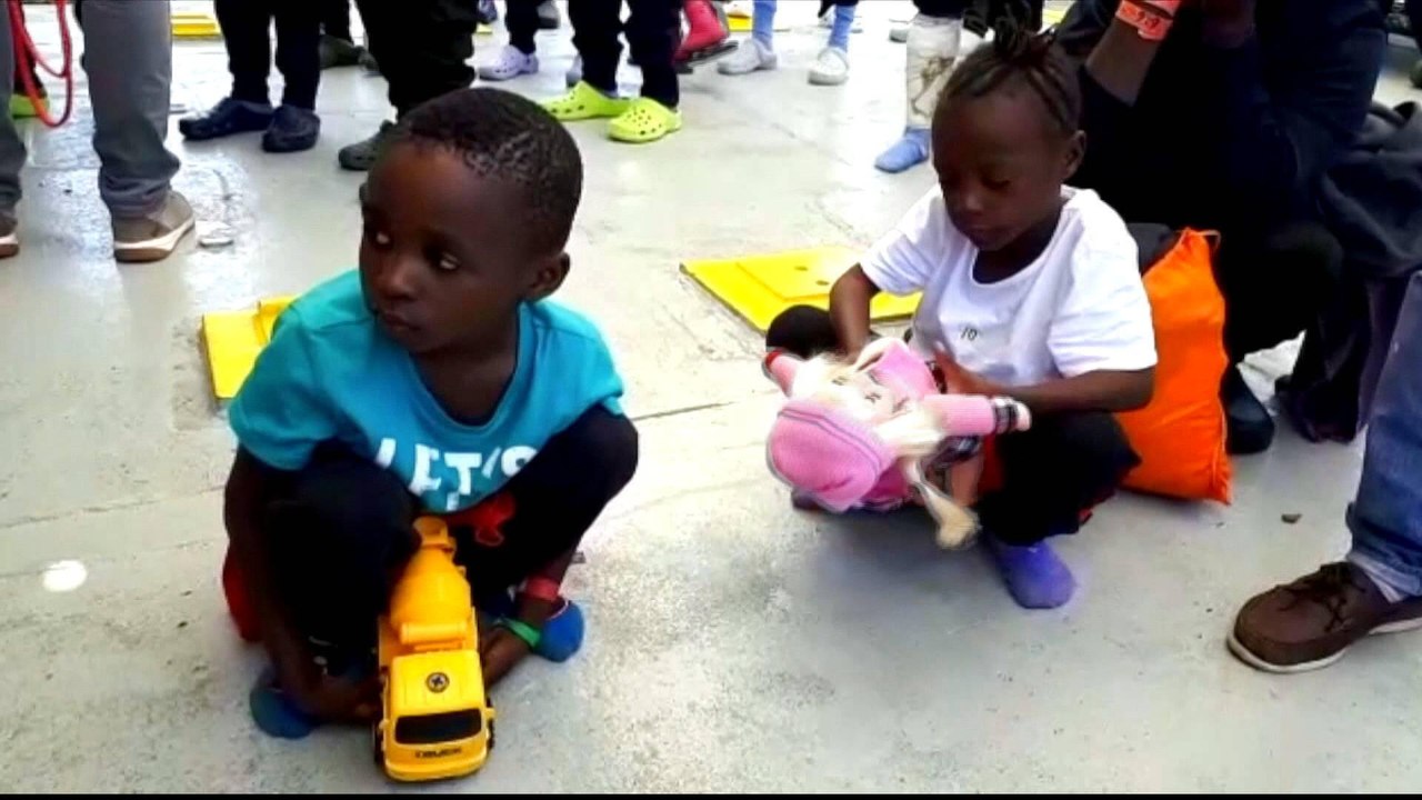 Aquarius: Refugees and migrants finally reach dry land in Spain