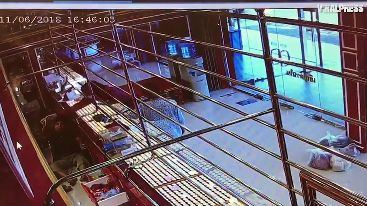 Mummy Robs Gold Shop