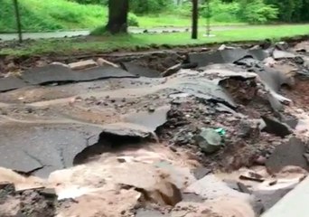 下载视频: Flash Flooding Destroys Roads in Houghton, Michigan