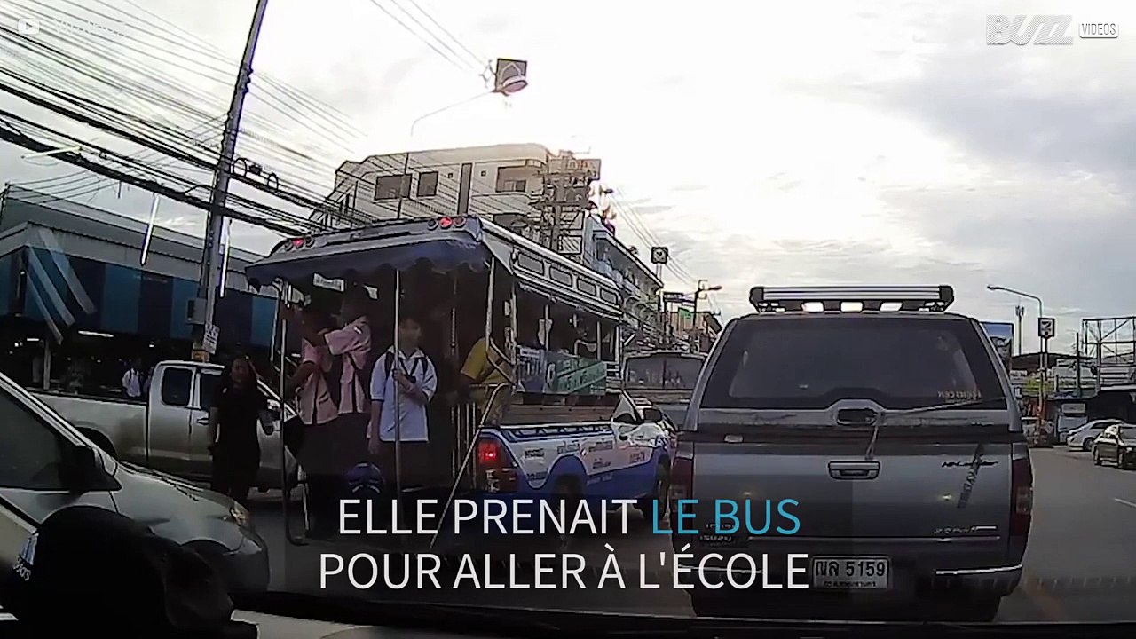 Une étudiante tombe d'un bus