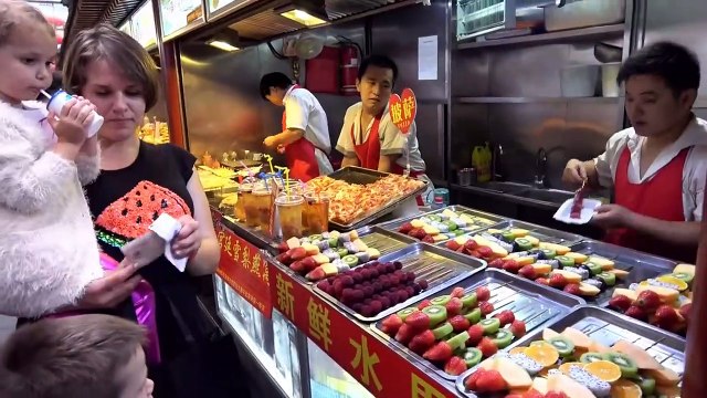 ВЛОГ Катя съела скорпиона Зоопарк и Панды Катаемся на Минни Маус Пробуем таракан