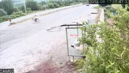 Otomobilin Çarptığı Kadın Metrelerce Havaya Böyle Uçtu: 2 Yaralı
