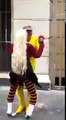 Un artiste de rue danse avec une poupée gonflable.... Juste FOU