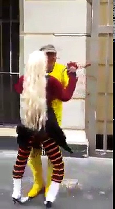 Un artiste de rue danse avec une poupée gonflable.... Juste FOU