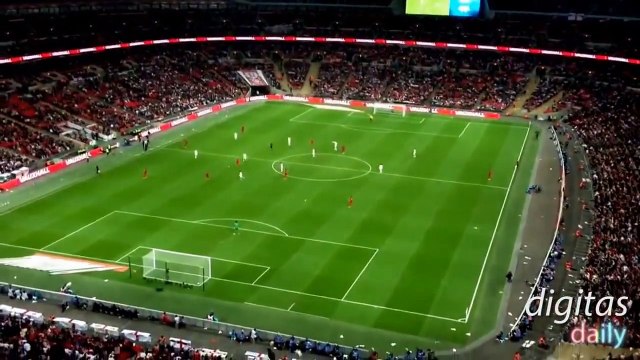 Un supporter lance un avion en papier des tribunes sur un joueur sur le terrain