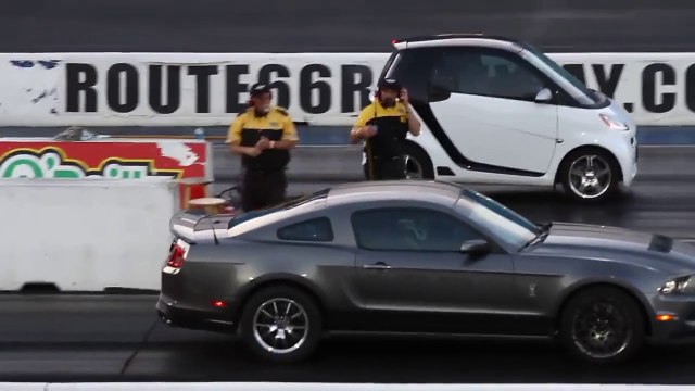 Cette Smart sur-gonflée éclate une Ford Mustang au démarrage