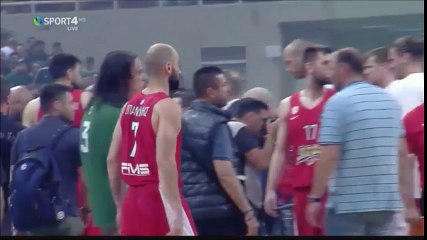 Η αγκαλιά και το φιλί των Σπανούλη - Πρίντεζη σε Θανάση Γιαννακόπουλο