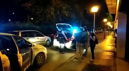 Mozos de Escuadra detienen a ciudadanos que retiran basura amarilla