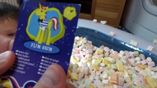 Полный бассейн с зефиром маршмэллоу с игрушками сюрприз Marshmallow pool with su