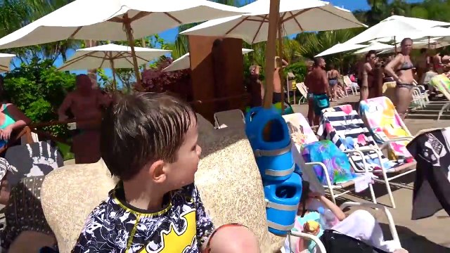 Аквапарк и горка с АКУЛАМИ Макс потерял трусы Мистер Макс & Мисс Катя (новый выпуск ) Самый крутой аквапарк в МИРЕ Water slide & Sharks