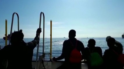 떠돌이 난민선 마침내 입항...교황 "난민 보호해야" / YTN