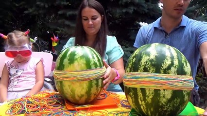 Арбуз ЧЕЛЛЕНДЖ мальчики против девочек взрываем арбуз резинками видео для детей