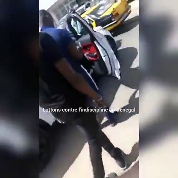 Sénégal légui comme Amérique: Il tire des balles en l'air puis sur les pneus du véhicule van.