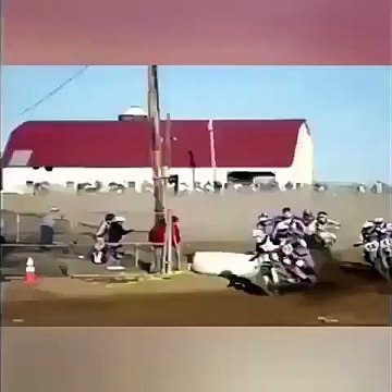 Un pilote perd sa moto pendant une course