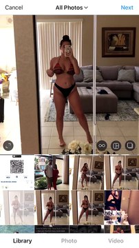 Un homme fait danser sa copine avec des photos