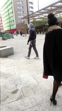 Un papa maîtrise un chien pour défendre son enfant