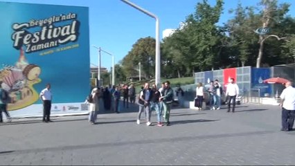 Taksim Metrosunda Tacizcisine Tokat Attı