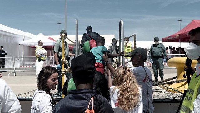 Пассажиры Аквариуса сошли на берег