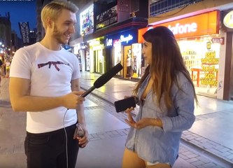 İzmir'de Mikrofon Uzatılan Genç Kız, "Hangi Parti'ye Oy Vereceksin" Cevabıyla Ters Köşe Yaptı