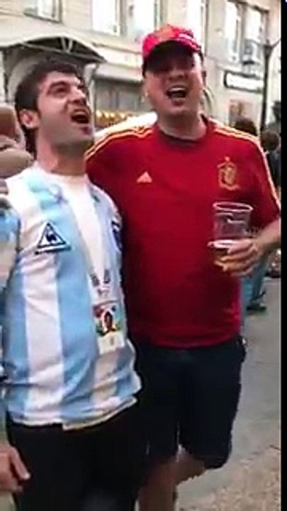 2 supporters connaissent par cœur le commentair...