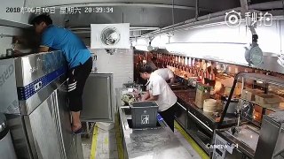 Electrician in Shenzhen Gets Electrocuted in Restaurant, Sina News Spreads Video of Fatal Moment with Electronic Dance Background Music