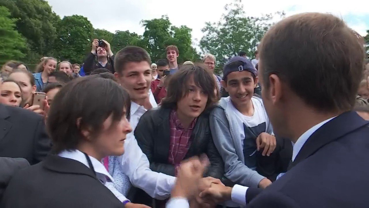 "Tu m'appelles monsieur le président ou Monsieur..." Emmanuel Macron recadre un adolescent qui l'avait appelé "Manu"