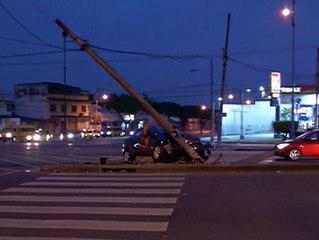 Guayaquil: auto se estrella de frente contra un poste de energía eléctrica