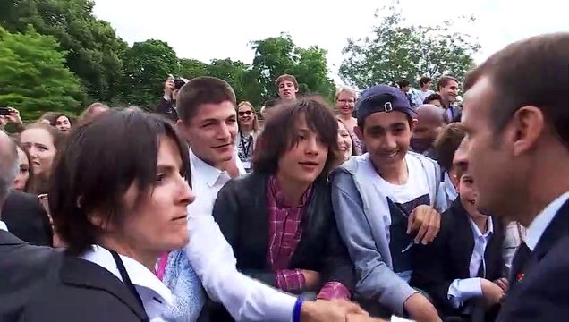 Emmanuel Macron recadre sèchement un jeune qui l'appelle Manu