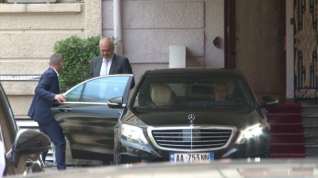 EDI RAMA NE MBLEDHJEN E GRUPIT KRITIKON NDERHYRJET E DEPUTETEVE PER PUNESIMET NE ADMINISTRATE LAJM