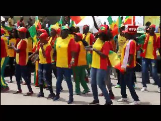 La chorégraphie des 12ème Gaindé pour soutenir les Lions au Village du Mondial