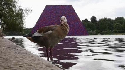 Christo crea una mastaba con 7.506 coloridos barriles en el lago de Hyde Park