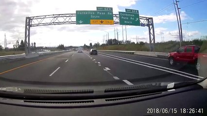 Une plaque de plâtre s'envole sur l'autoroute