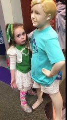 Cette fillette tombe amoureuse d'un mannequin de vitrine !