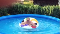 Vague géante en piscine ? Sautez avec une bouée !