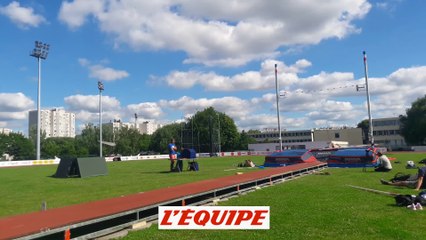 Lavillenie saute au milieu de la pelouse - Athlé - Montreuil