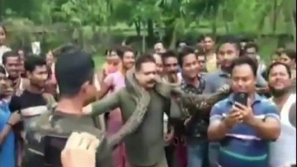Indiano escapa por pouco de ataque de cobra