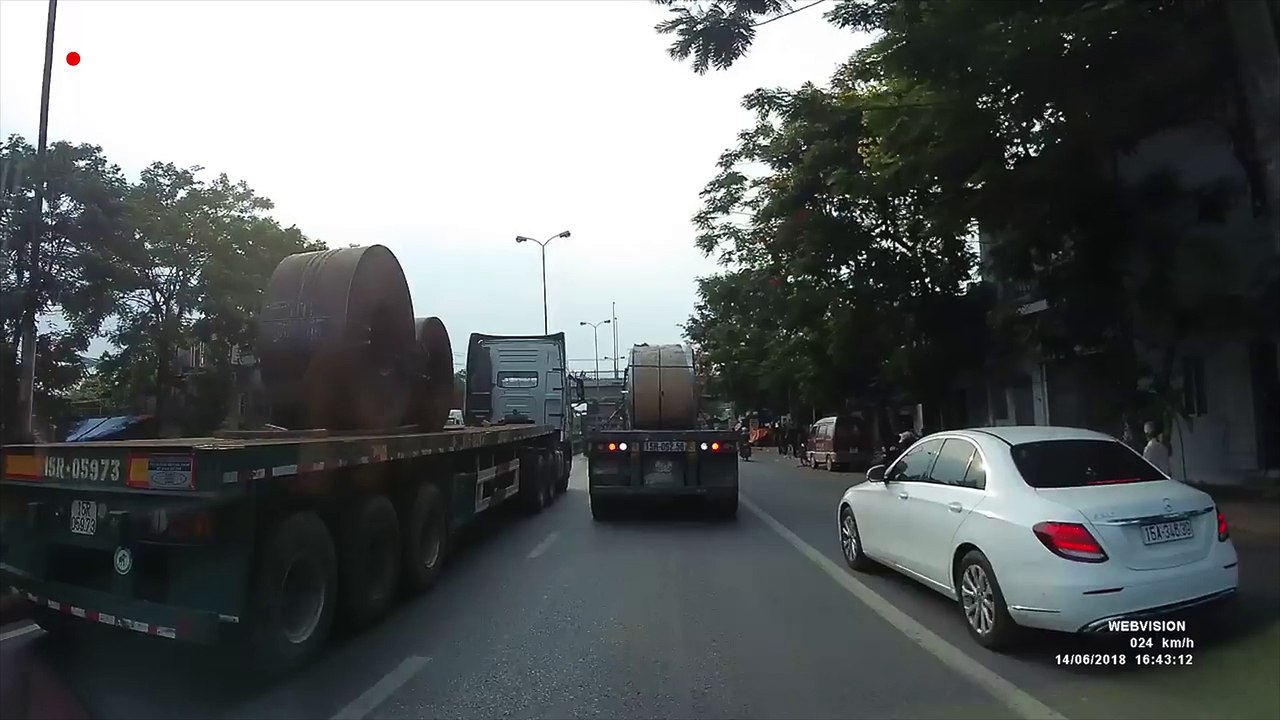 Un camión fue destrozado por el cargamento que transportaba