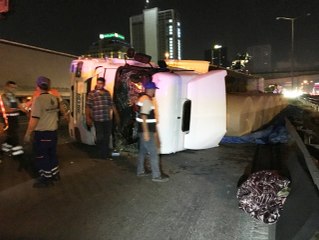 Basın Ekspres Yolu'nda Tır Devrildi: 2 Yaralı