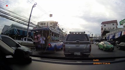 Una estudiante se cayó del autobús en el que viajaba