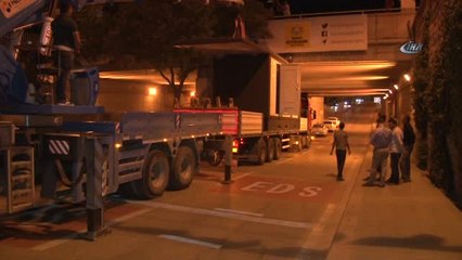 Alt Geçide Sıkışan Tır Çekici Yardımıyla Kurtarıldı