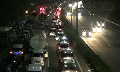 Imbas "One Way" Arus Balik, Tol JORR Macet Tak Bergerak