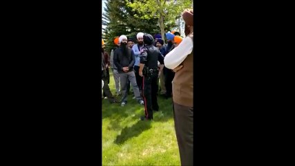 ਅਮਰੀਕਾ ਵਿਚ ਕੋਈ ਲੜਾਈ ਹੋਈ - ਦੇਖੋ ਸਿੱਖ ਪੁਲਿਸ ਅਫਸਰ ਬਹੁਤ ਵਧੀਆ ਤਰੀਕੇ ਨਾਲ ਸਮਝਾ ਰਿਹਾ