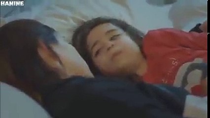 مقطع تمثيلي مُؤثر يُحاكي قصة طفلة مات ابوها وامها تزوجت اخر وكيف يعاملها بقسوة .. قبل أن تُفكر/ي بالإنفصال تذكر هذا المشهد ..