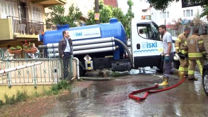 Bakırköy’de çok sayıda evin bodrum katını su bastı